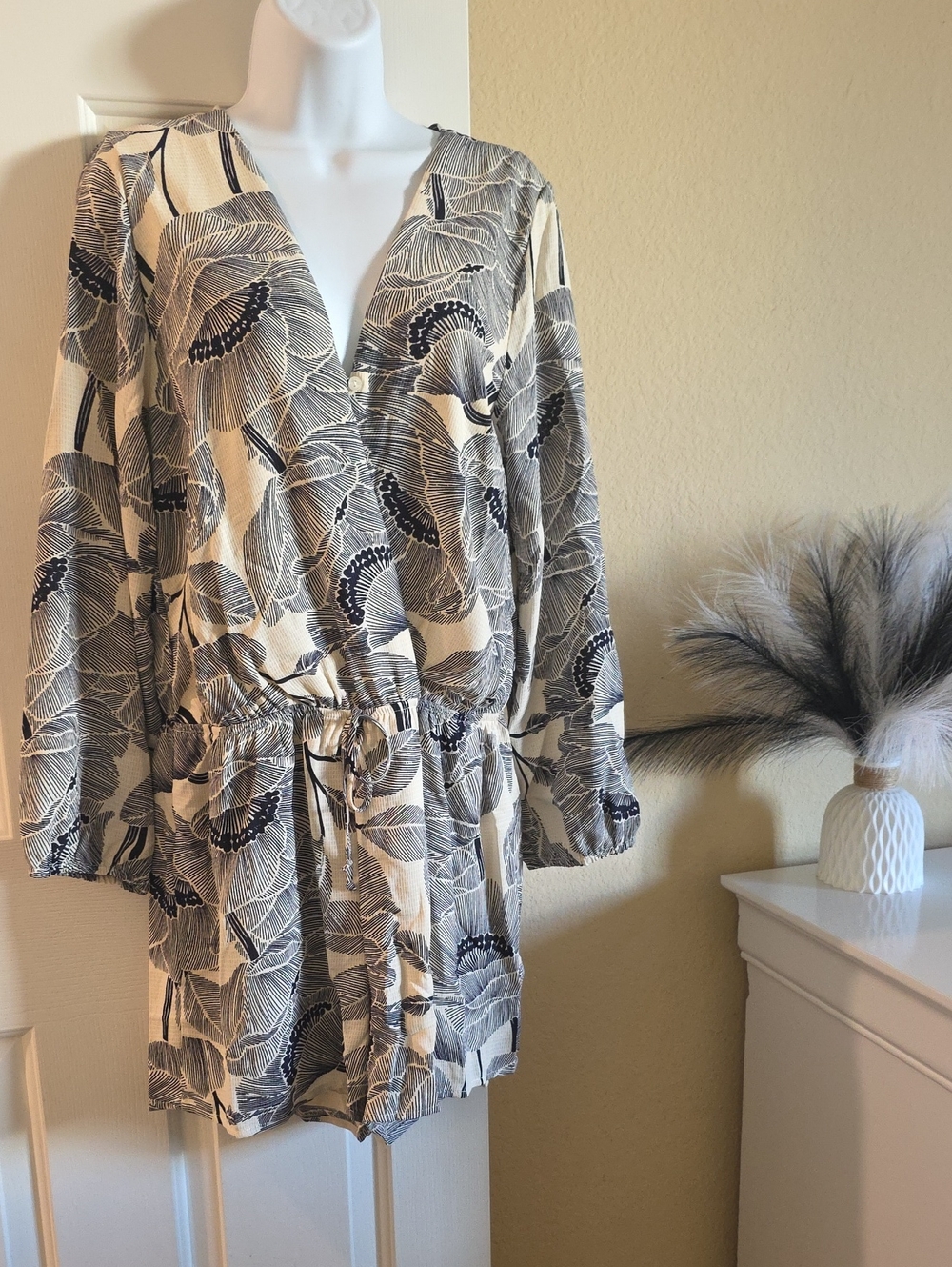 Floral-Print Drawstring Waist Romper in Cream and Black